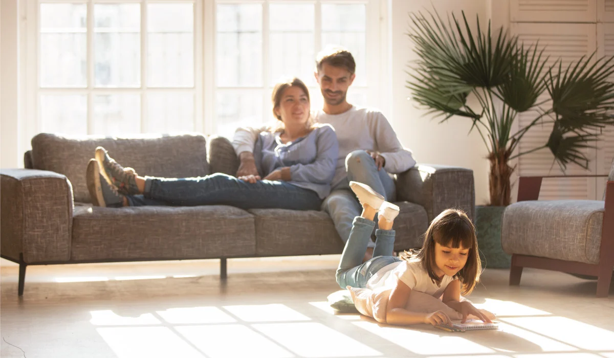 How To Cut Your Utility Bills And Stay Comfortable All Year Round 5 Cozy family living room with energy-efficient windows